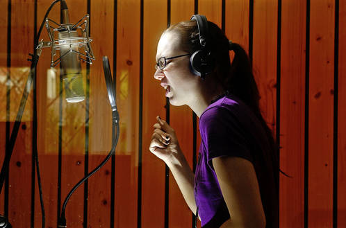 Stefanie Heinzmann arbeitet im Tonstudio an ihrem neuen Album