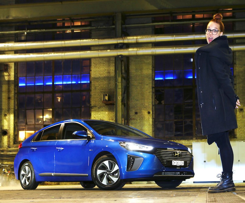 Stefanie Heinzmann mit dem Hyundai Ioniq