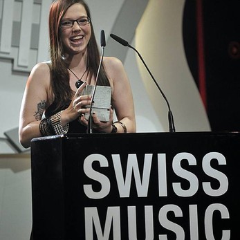 Stefanie Heinzmann mit dem Swiss Music Award